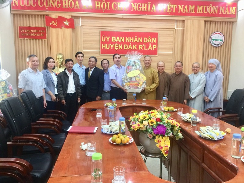 Ban trị sự Phật giáo huyện Đak RLấp thăm, chúc tết lãnh đạo chính quyền huyện.