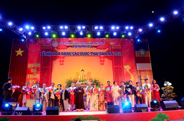 Đêm ca nhạc chào mừng lễ hội hoa đăng tại hồ tây Đắk Mil 2019