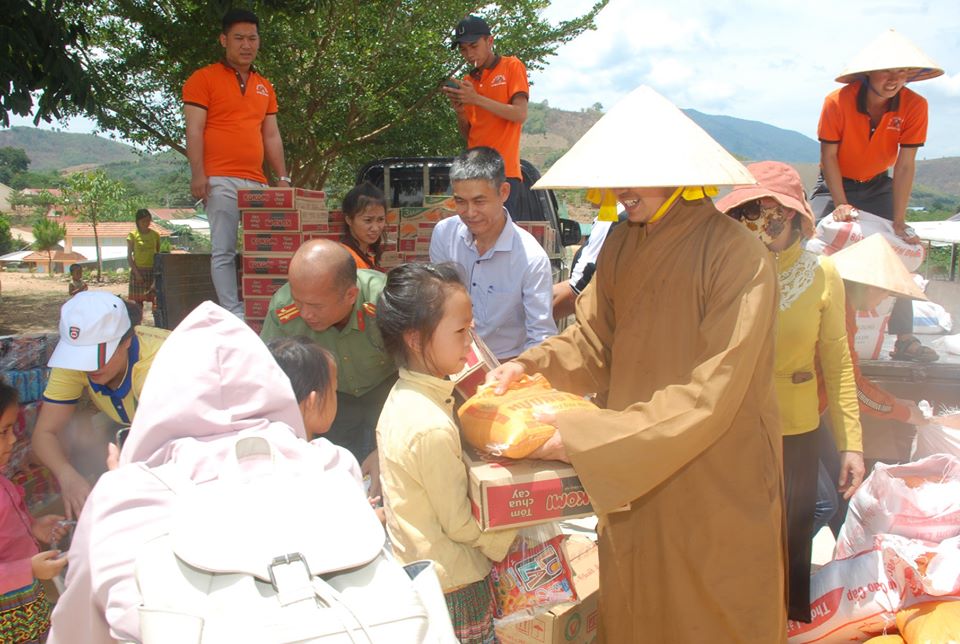 BTS PG huyện Đắk R'Lấp trao quà cho học sinh nghèo huyện Đắk Glong