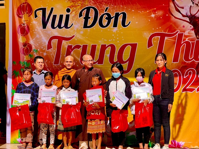 Khởi động chương trình Trung thu với 1100 phần quà đến với trẻ em tại xã Đắk R'măng