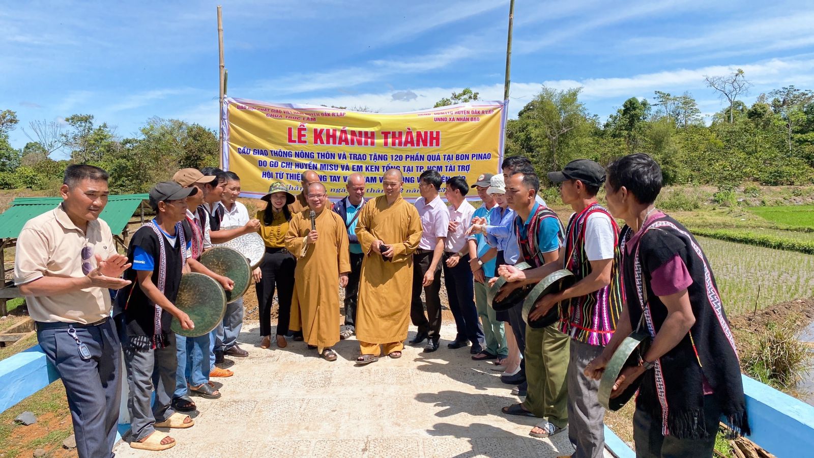 Huyện Đắk R'Lấp: Chùa Trúc Lâm trao tặng cây cầu giao thông nông thôn tại xã Nhân Đạo.