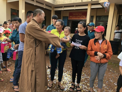 300 xuất quà cho học sinh xã Đắk Lao