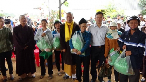 Đăk Mil: Chùa Linh Quang tặng 200 phần quà tết đến với bà con nghèo xã Đăk RLa