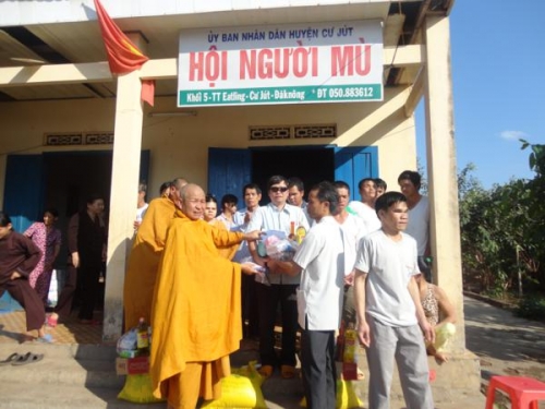 Ban Từ thiện Phật giáo tỉnh Đăk Nông tặng quà cho Hội người mù huyện Cư Jút