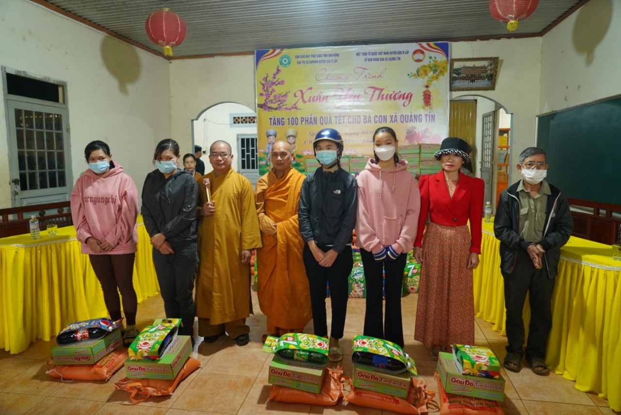 Ban Giáo dục Phật giảo tỉnh Đắk Nông trao tặng 100 phần quà Tết năm Quý Mão tại chùa Phước Hoa